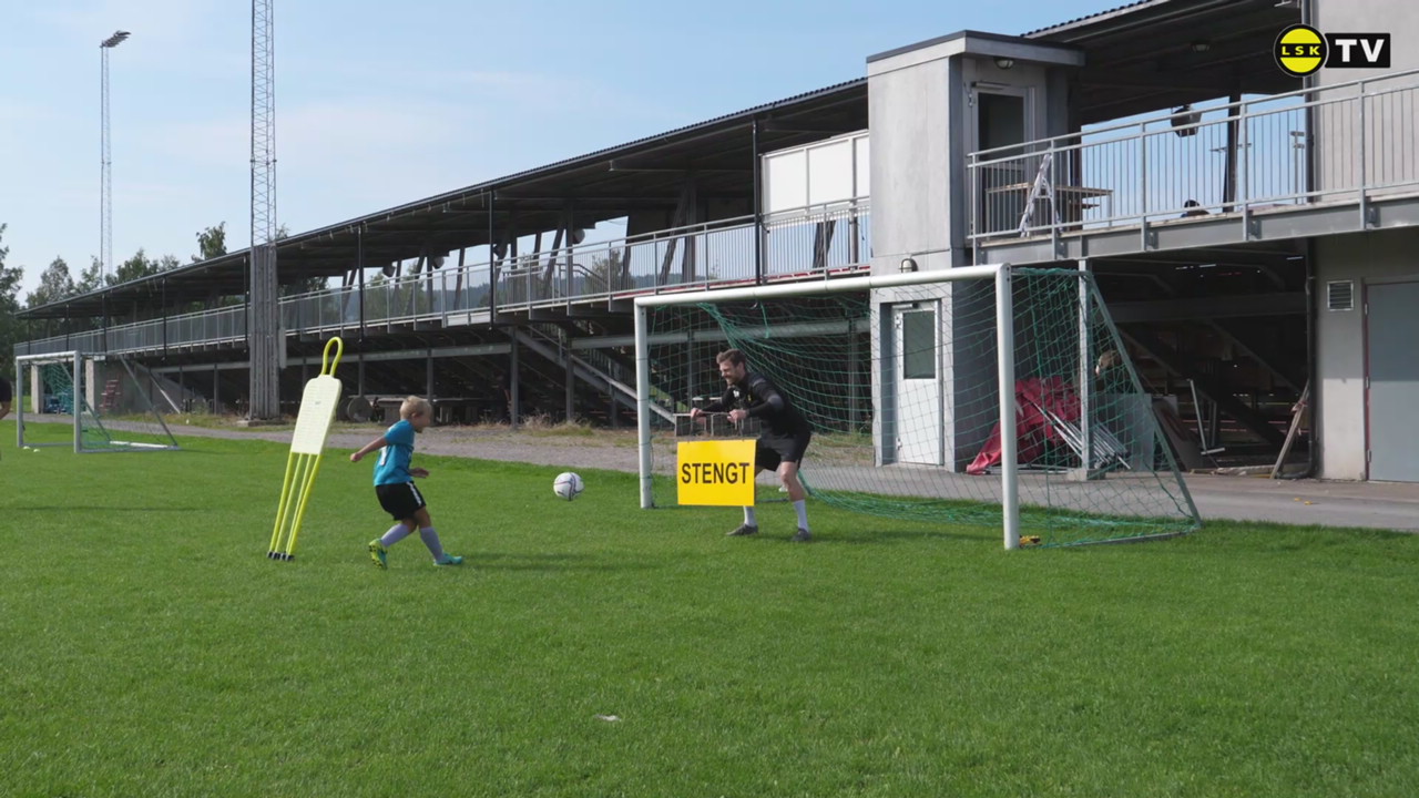 Arnor gir bort fotballsko.mp4